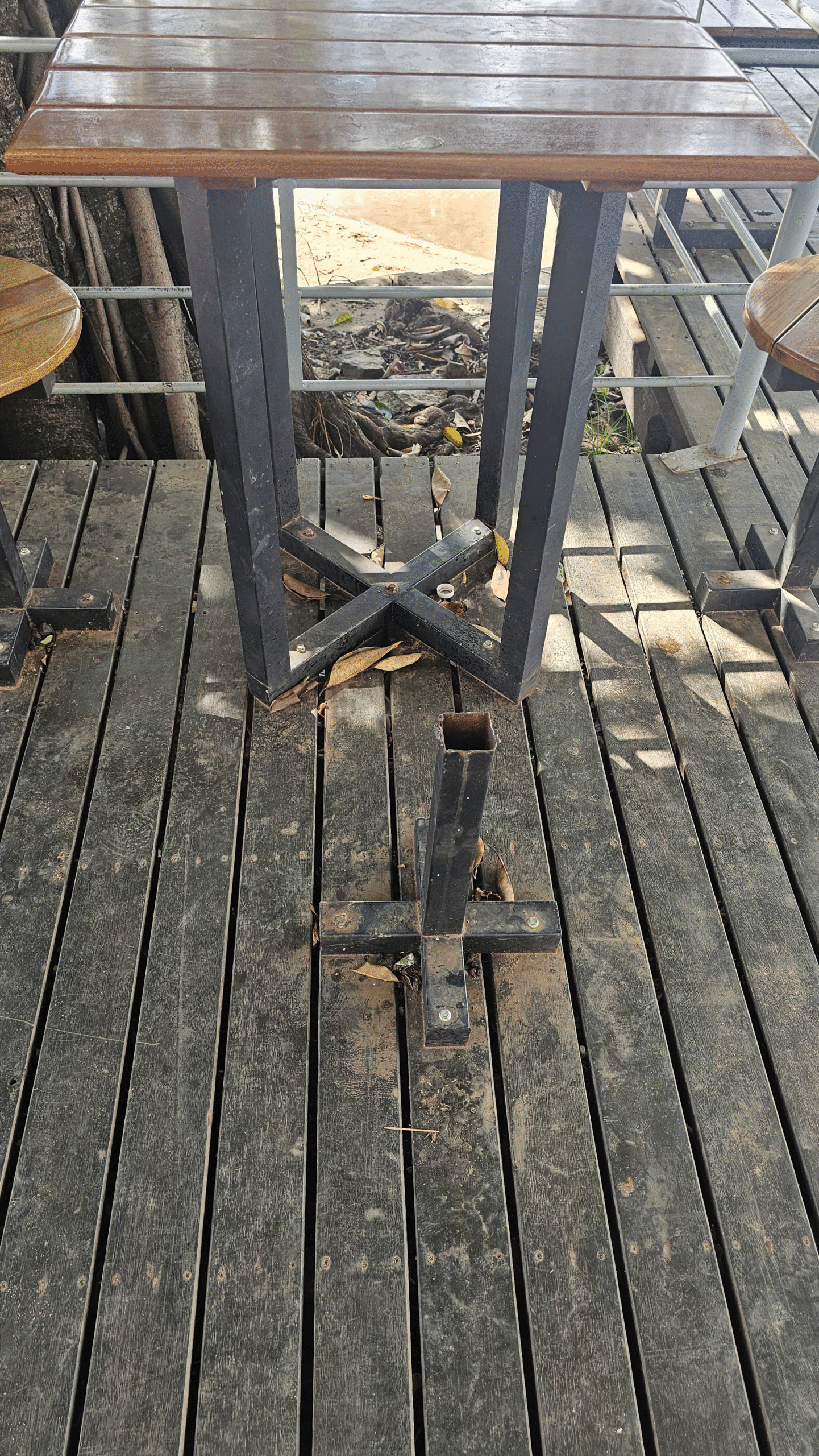 Várias mesas e bancos instalados no local foram arrancados e destruídos neste fim de semana / Foto: Divulgação 