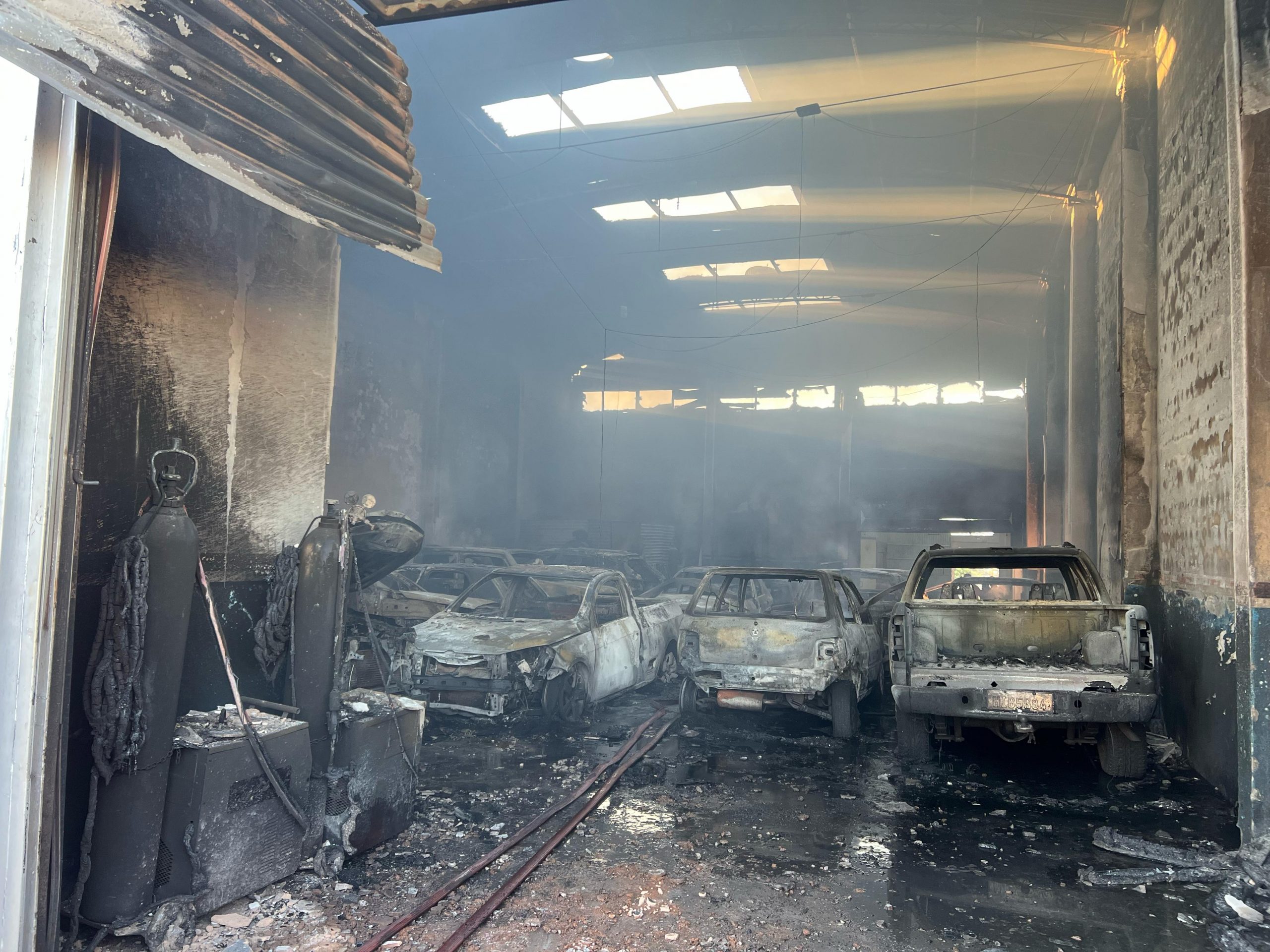 Prejuízos ainda estão sendo calculados e perícia poderá determinar as causas do incêndio na oficina / Foto: Divulgação