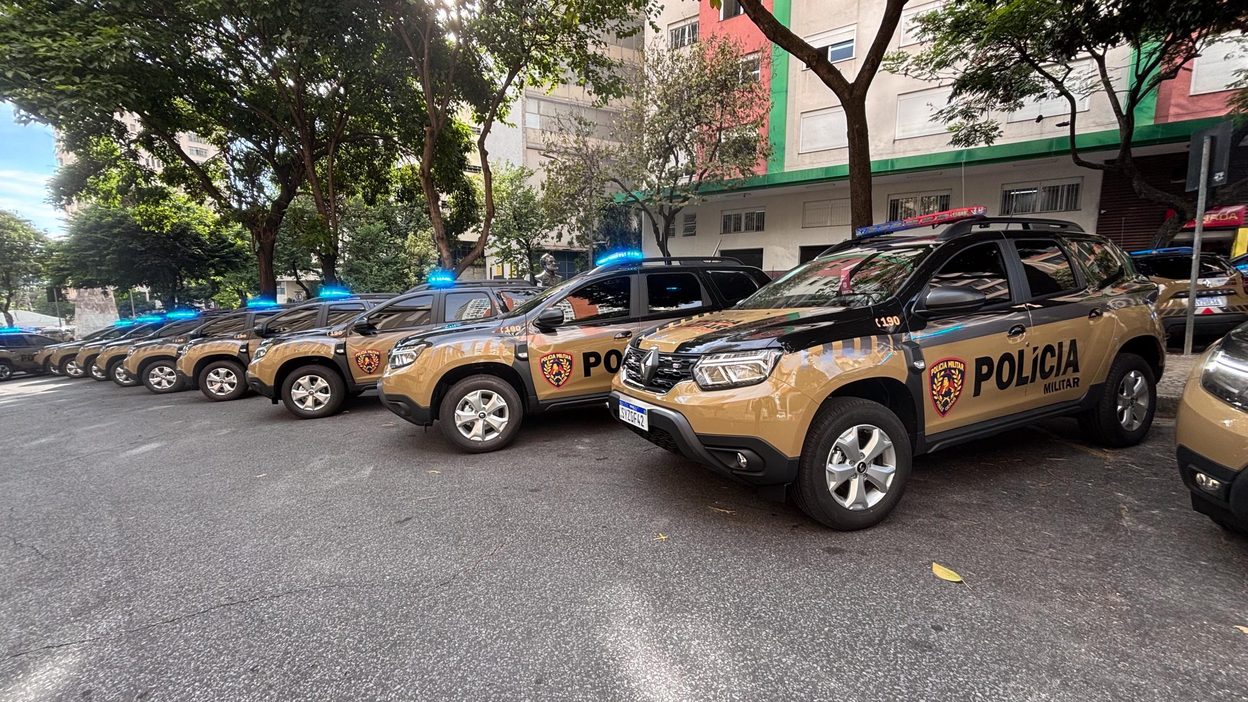  GOVERNO ENTREGA 123 VIATURAS MODELO RENAULT DUSTER NAS CORES CÁQUI E PRETO E COM NOVO SISTEMA DE ILUMINAÇÃO GIROFLEX / Foto: Divulgação
