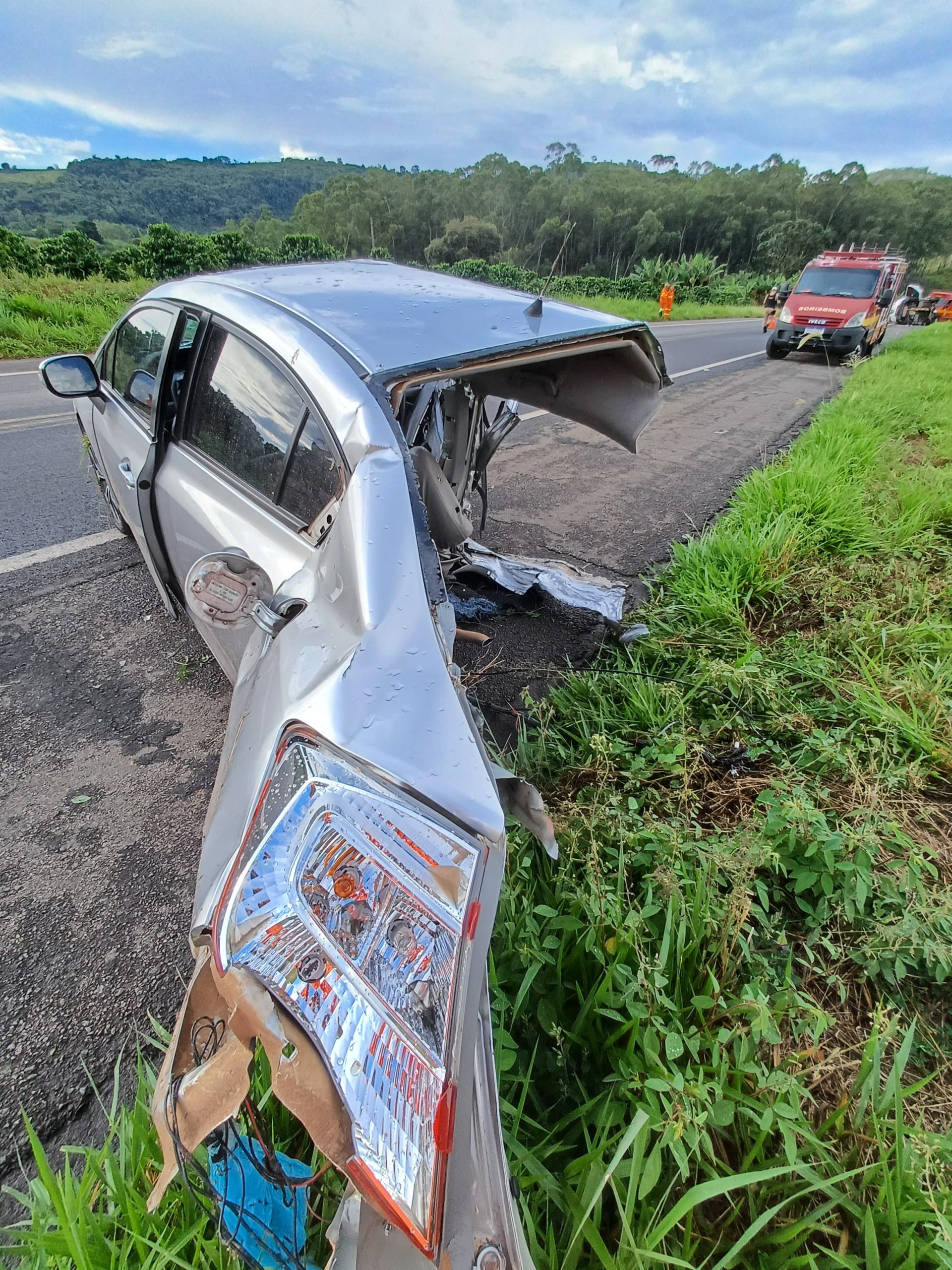 Um dos veículos teria se partido ao meio com forte impacto da batida / Foto: Divulgação