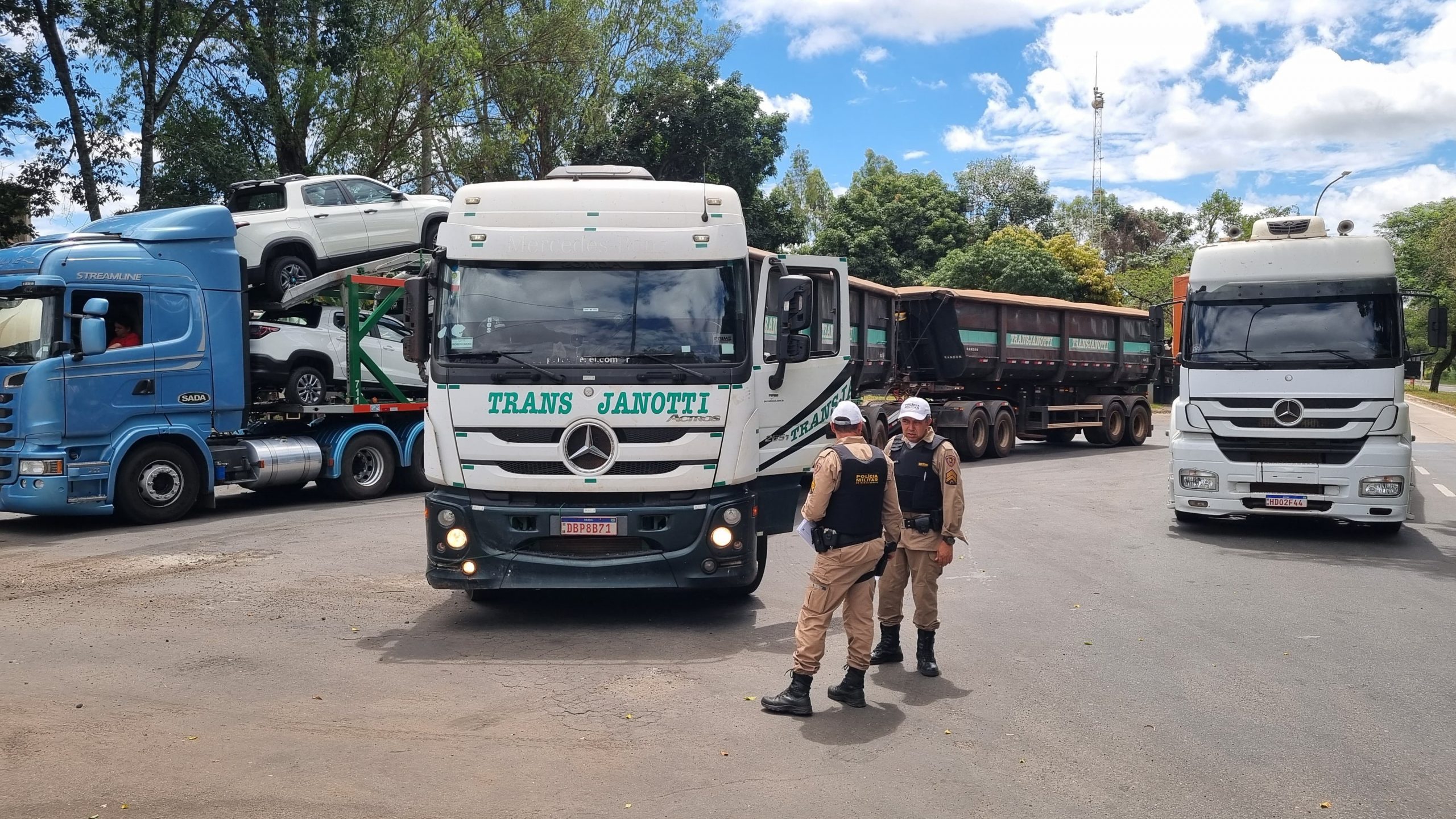 policiais retiveram veículos com excedente em peso e dimensões em cumprimento à portaria do DER que restringe o tráfego em feriados prolongados / Foto: Divulgação