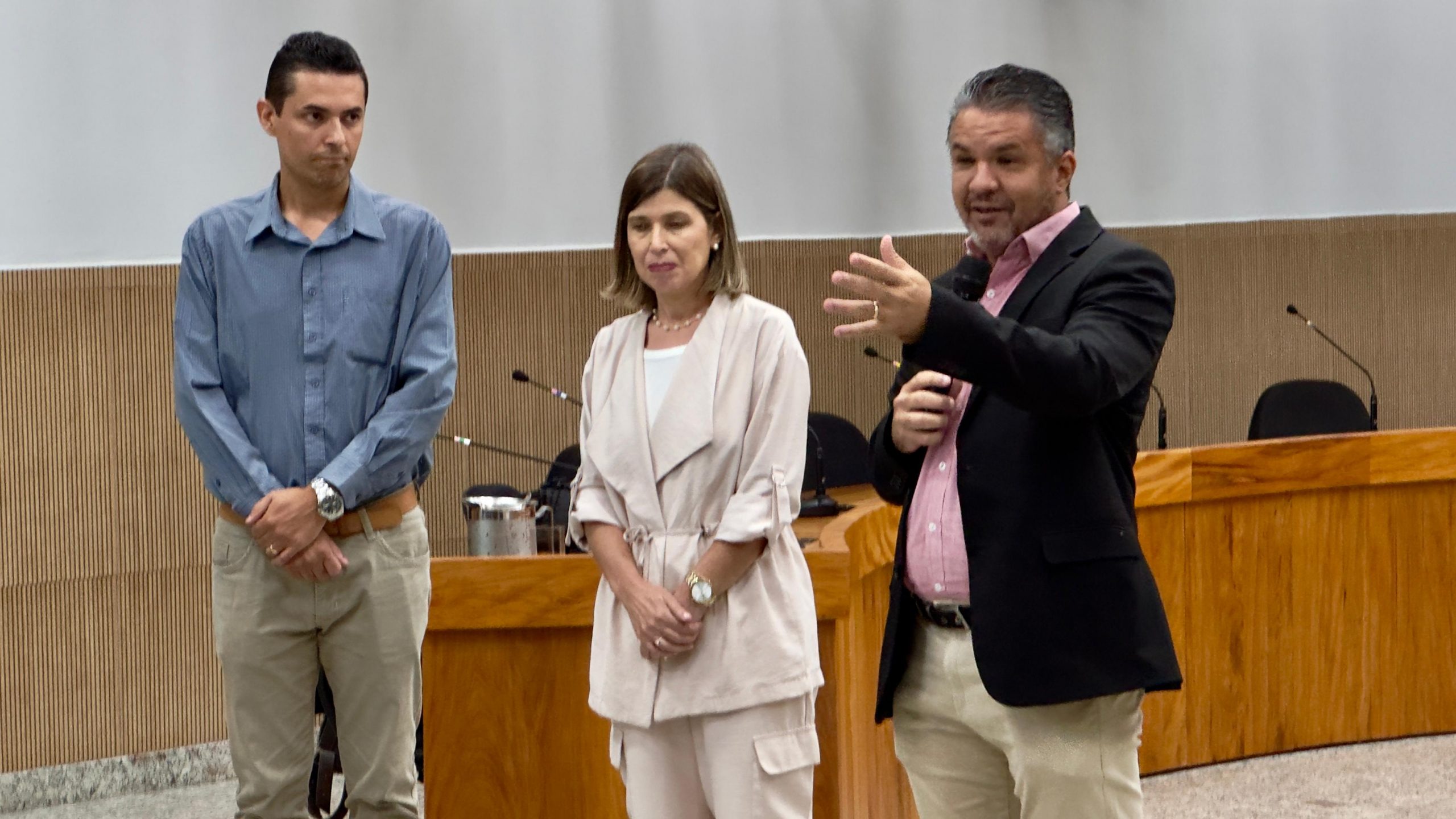 Secretário de Educação, Lucas Cândido, assessora pedagógica Elenir Novaes, e o prefeito Marcelo Morais / Foto: Divulgação 
