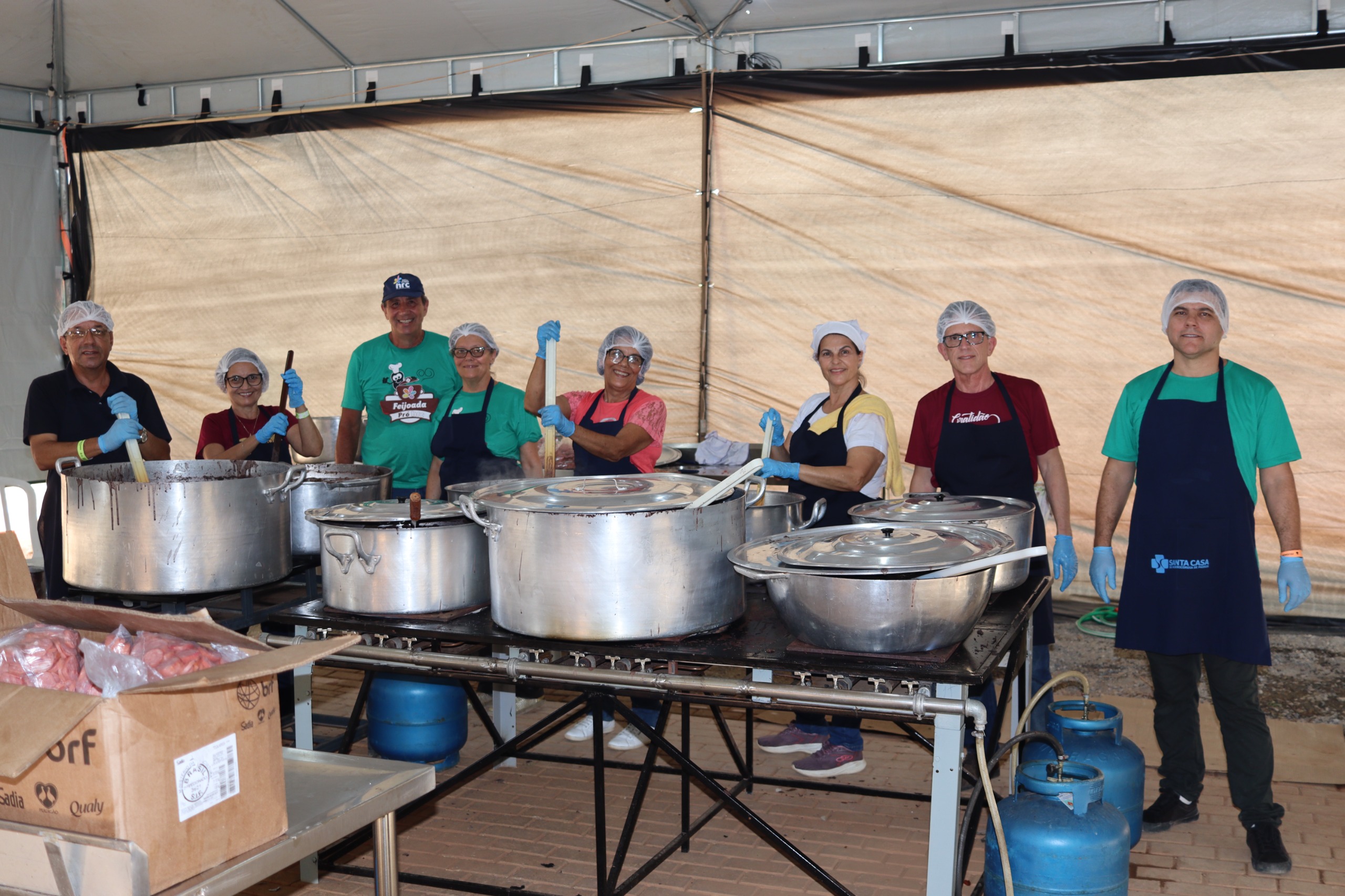 Criada em 1994, como um evento de confraternização entre os colaboradores da instituição, a Feijoada Solidária foi se consolidando como um elo entre a Santa Casa e a comunidade / Foto: Divulgação 

