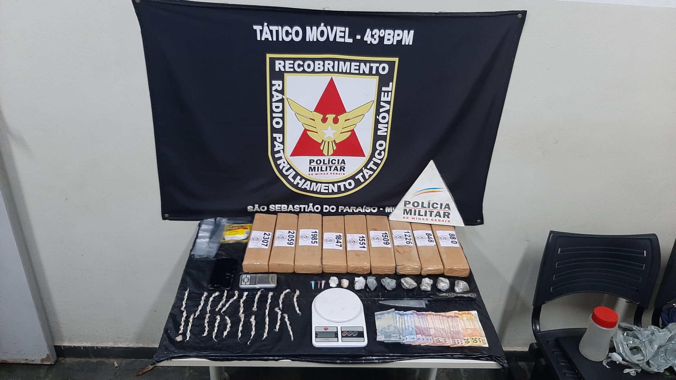 Militares encontraram grande quantidade de drogas, duas balanças de precisão, materiais usados para fracionamento e embalagem de drogas e quantia em dinheiro / Foto: Divulgação / PMMG