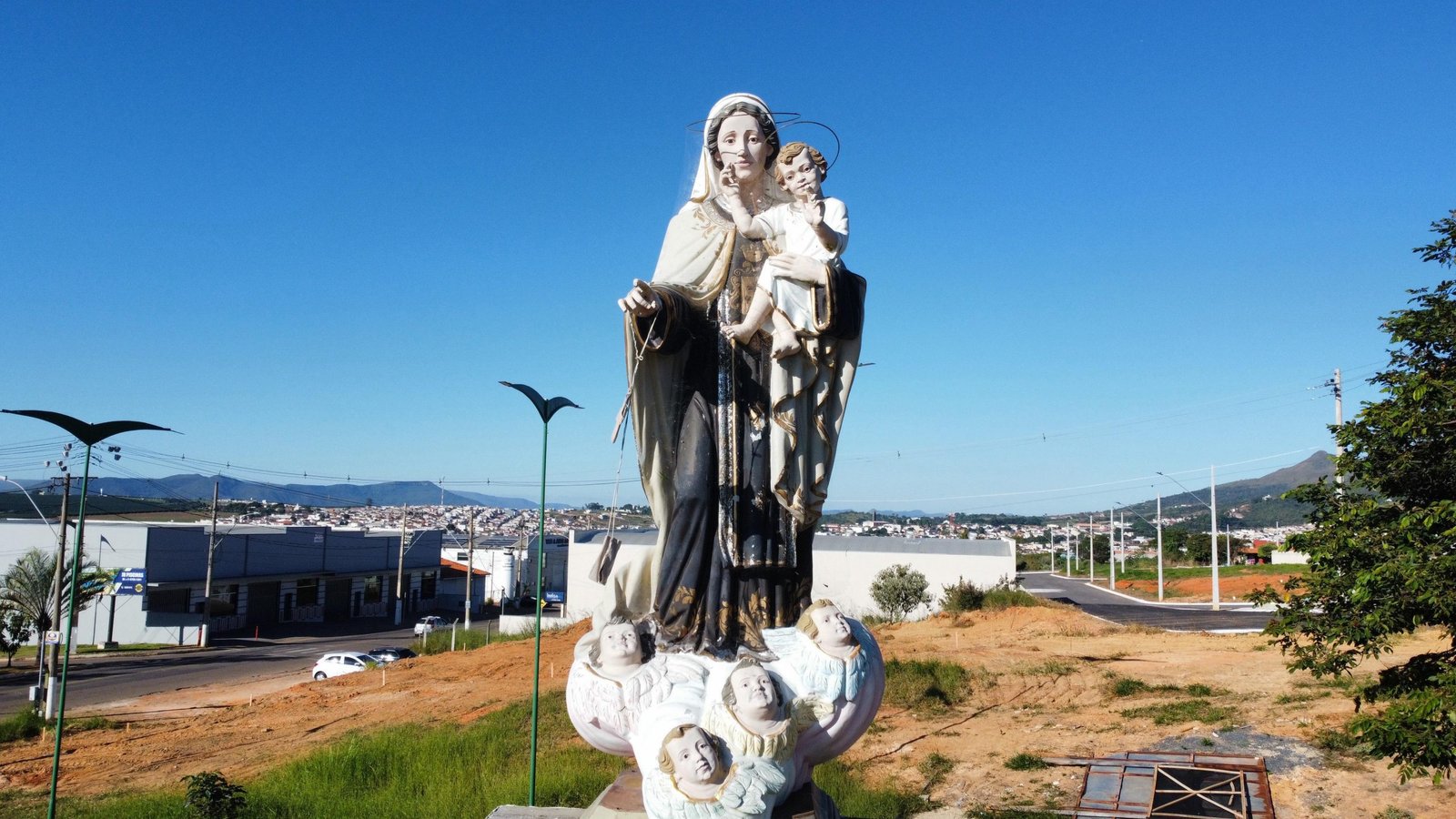 A pintura deve dar cara nova e revitalizar a imagem de Nossa Senhora do Carmo, que apresenta desgaste causado pelo tempo / Fotos: reprodução/ Otávio Costa

