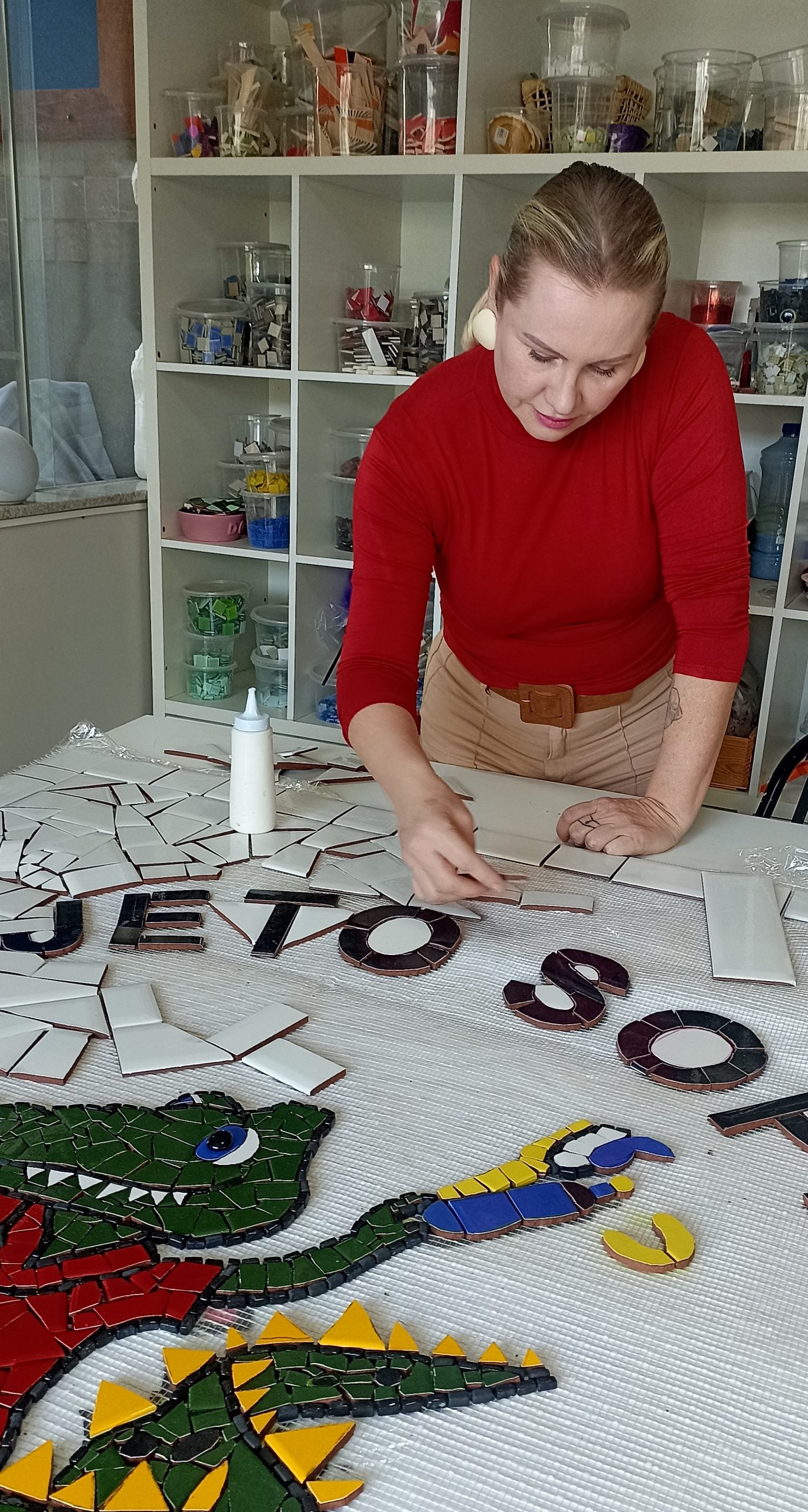 Em seu ateliê, Cristiane Gasparoto dá nova vida aos cacos — peça por peça, um mundo se recompõe / Foto: Fernando Chaves
