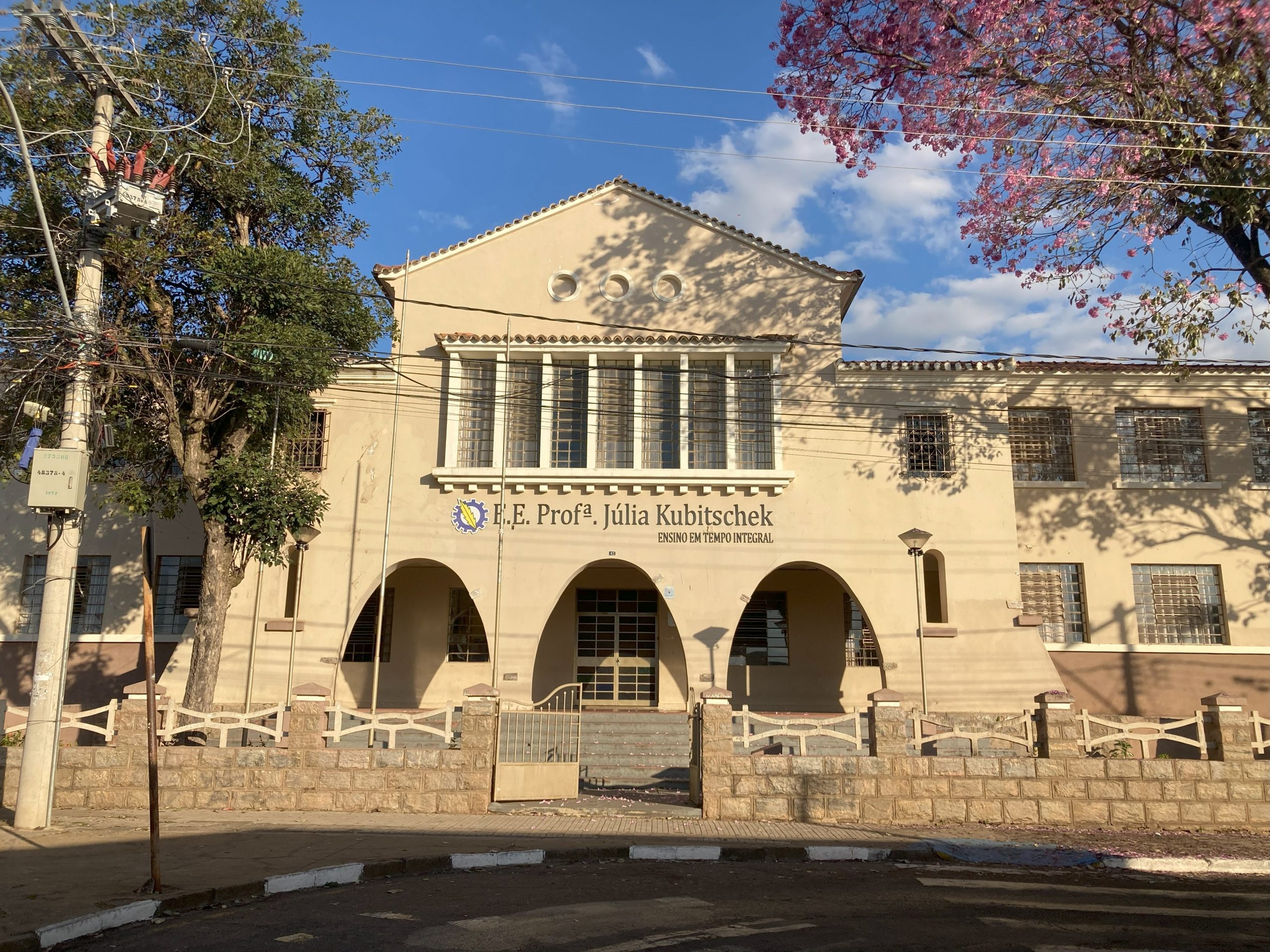  A ESCOLA ESTADUAL JÚLIA KUBITSCHEK É UMA DAS QUE JÁ REALIZOU A ASSEMBLEIA / Foto: Reprodução/Arquivo FM
