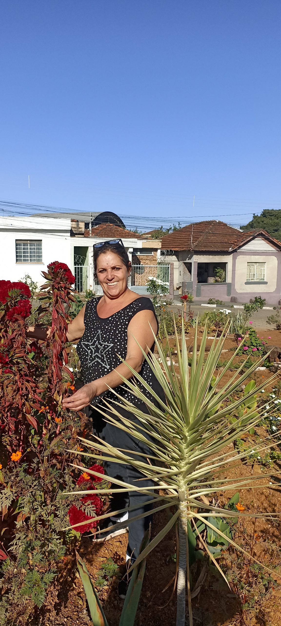 Nanci Menezes no espaço que transformou com as próprias mãos: onde havia entulho, hoje florescem vida e memória.
/ Foto: Fernando Chaves
