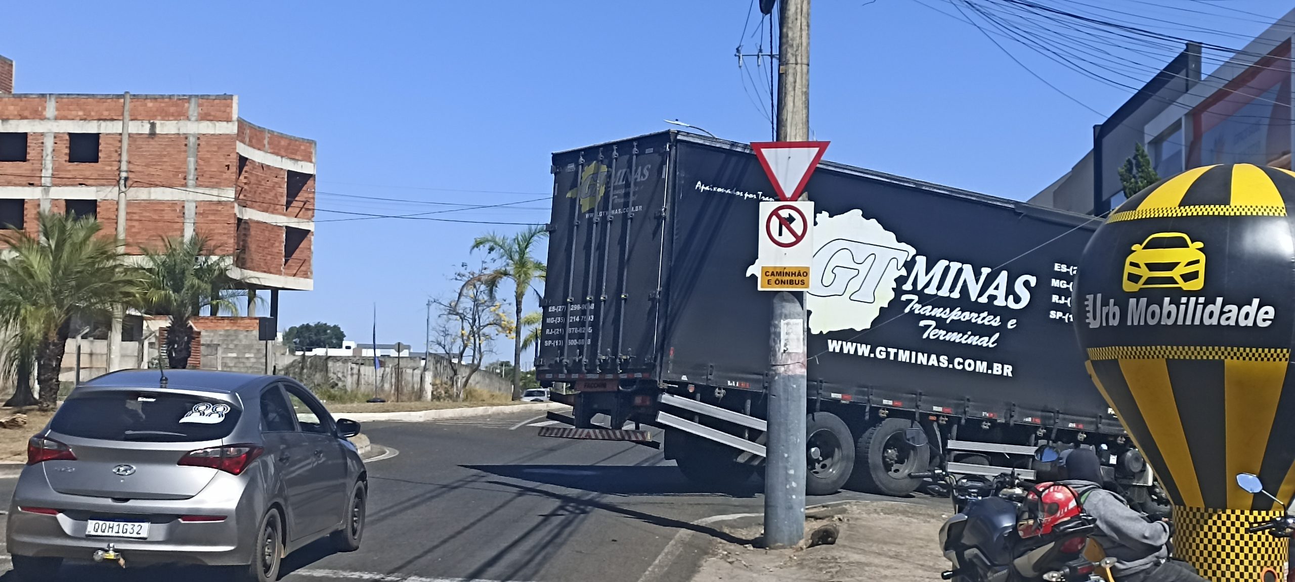 APESAR DA SINALIZAÇÃO CLARA, CAMINHÃO CONVERTE EM SENTIDO PROIBIDO PARA VEÍCULOS PESADOS, DA AV. ARLINDO FIGUEIREDO PARA A RUA ADOLPHO COELHO LEMOS / Foto: Reprodução/Arquivo Pessoal