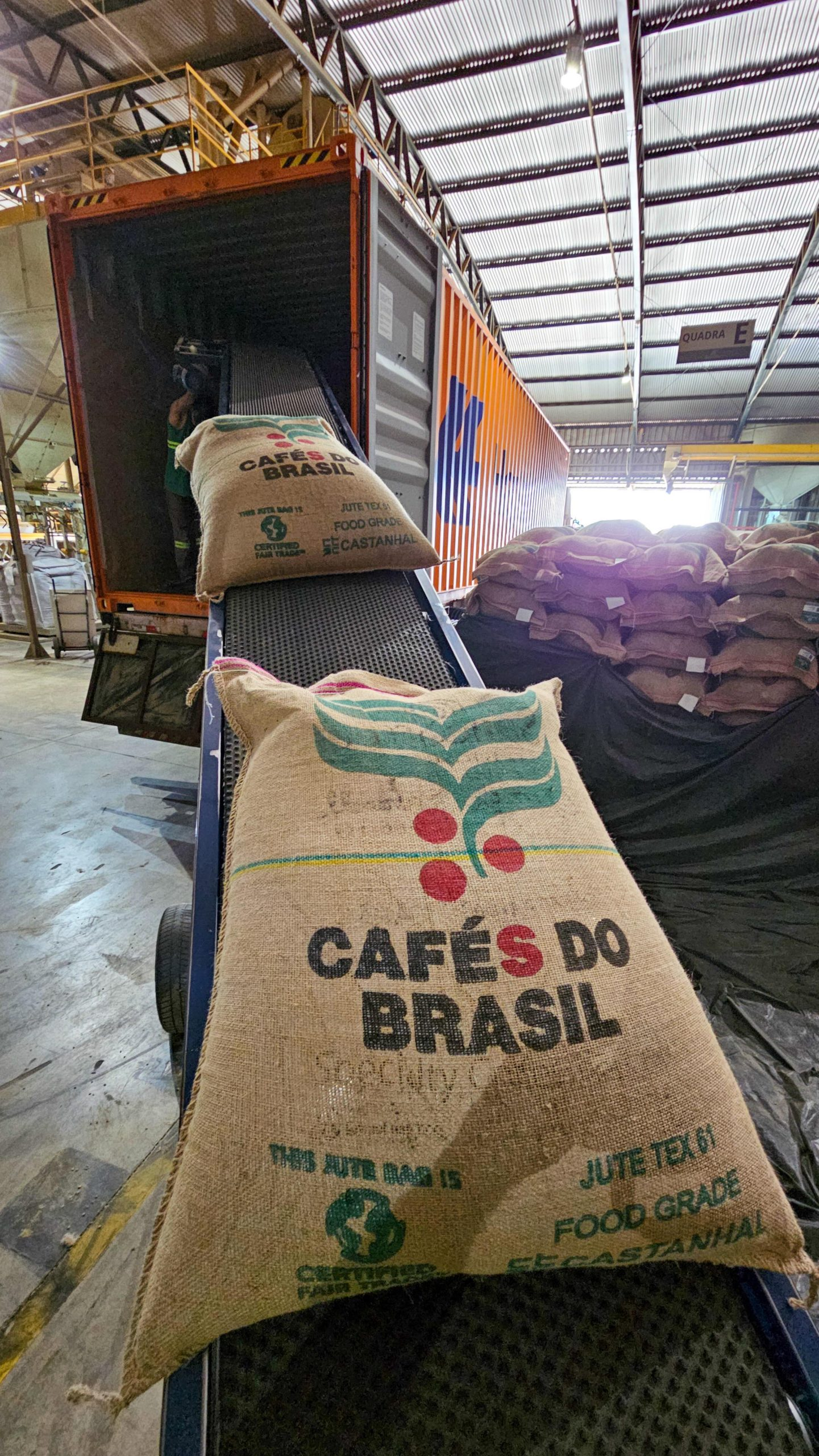 MESMO EXPORTADORES DE CAFÉ QUE NÃO VENDEM DIRETAMENTE PARA O MERCADO AMERICANO PODEM SENTIR OS EFEITOS INDIRETOS DA MEDIDA E DEFENDEM DIÁLOGO INTERNACIONAL SEM RETALIAÇÕES / Foto: Reprodução/Arquivo FM