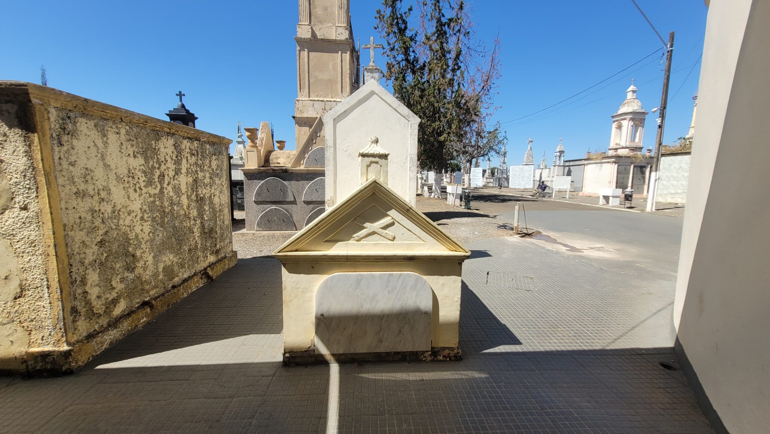 TÚMULO NÚMERO UM DO CEMITÉRIO MUNICIPAL DE PASSOS, PERTENCENTE A ANTÔNIO CAETANO DE FARIA LOLLOU / Foto: Reprodução/ Acervo FM